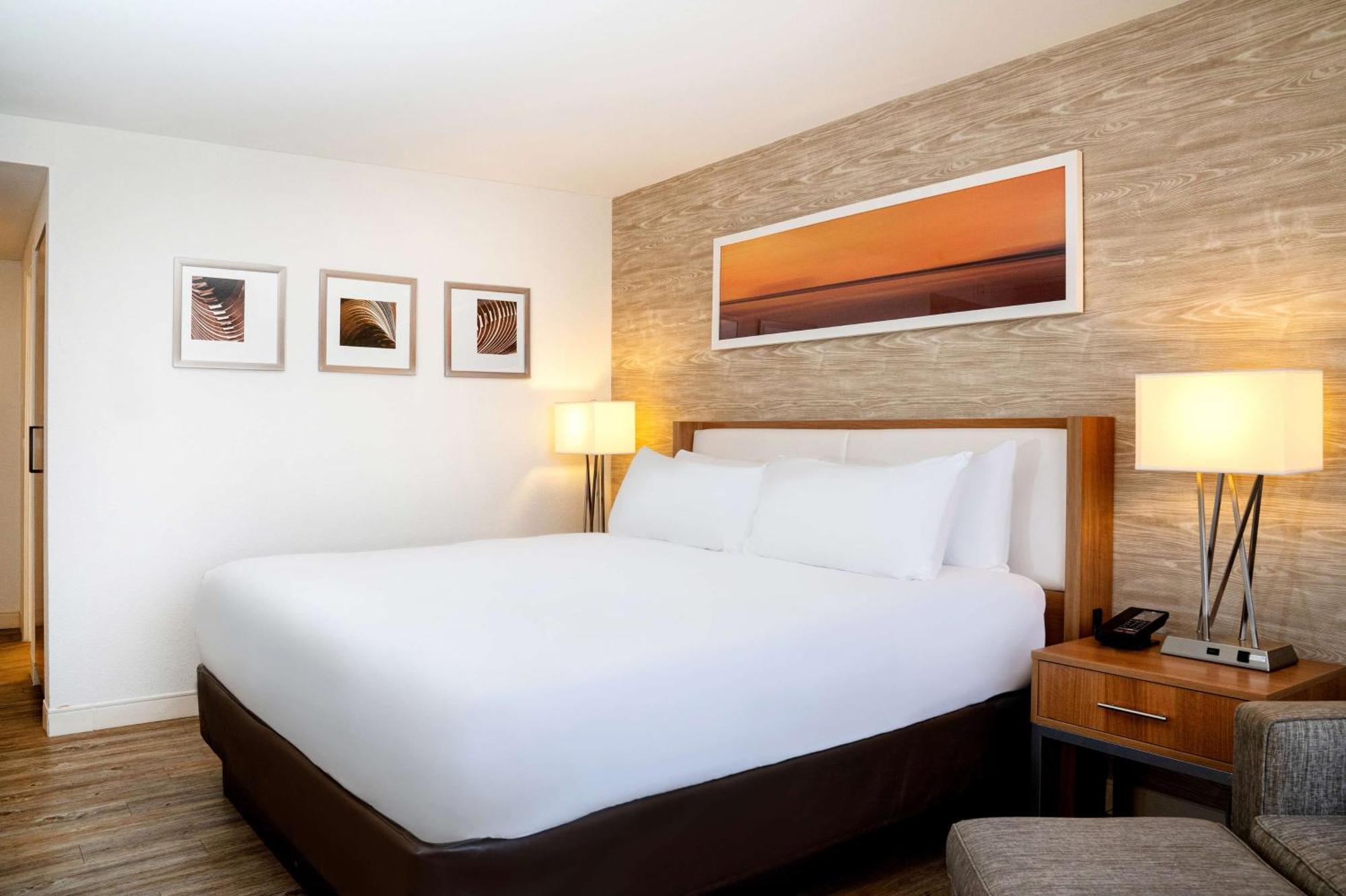 Doubletree By Hilton Kitchener Hotel Buitenkant foto